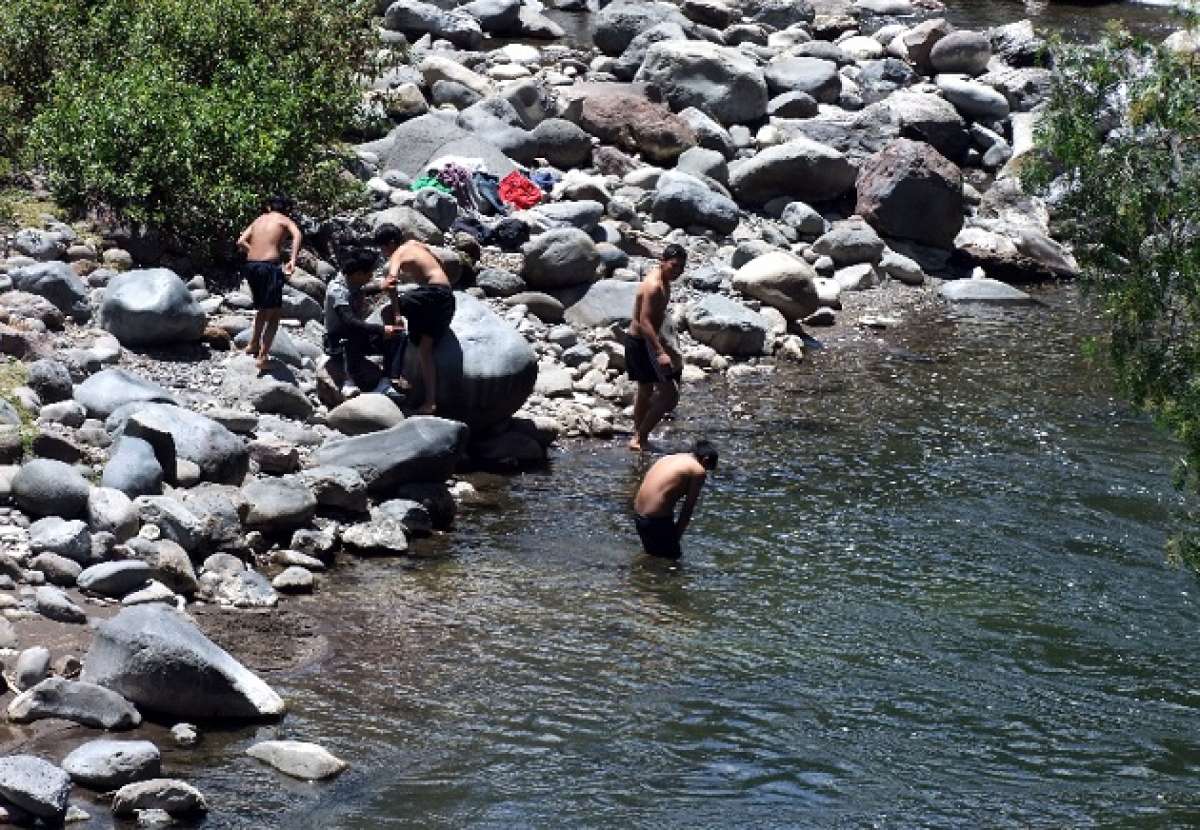 Seg&uacute;n expertos, si ocurriera el deshielo en el cr&aacute;ter del coloso incrementar&iacute;a significativamente el caudal de los r&iacute;os que nacen en las quebradas del volc&aacute;n. Foto: Roberto Ch&aacute;vez / El Tel&eacute;grafo  