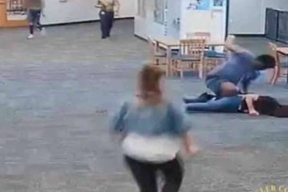 La brutal agresión del estudiante a la profesora fue grabada por las cámaras de seguridad del plantel educativo de EE.UU.