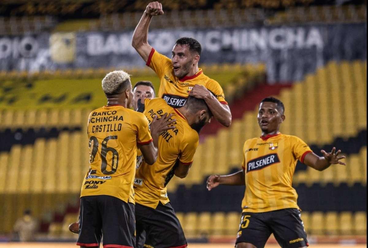 Emmanuel Mart&iacute;nez celebra su gol para Barcelona en el estadio Monumental, ante Guayaquil City