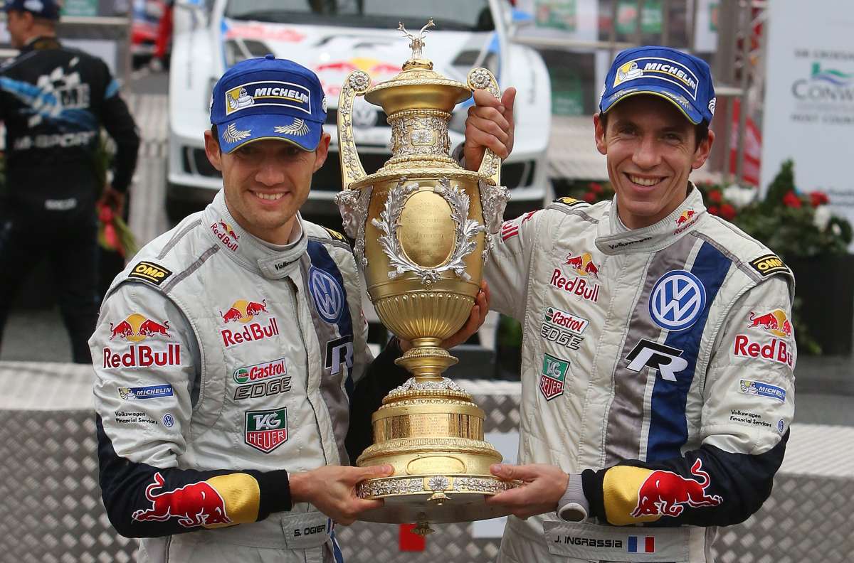 Sebastien Ogier (i.) muestra el trofeo de campe&oacute;n junto a su copiloto, Julien Ingrassia. Foto: AFP