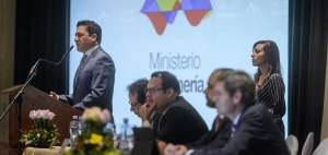 El ministro Coordinador de Sectores Estrat&eacute;gicos, Rafael Poveda (de pie). A su lado Diego Cobo, gerente de la Enami; y Javier C&oacute;rdova, ministro de Miner&iacute;a.