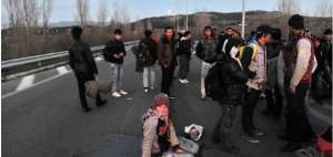 Los refugiados de Afganist&aacute;n esperan para cruzar la frontera entre Grecia y Macedonia, cerca de la localidad de Idomeni.