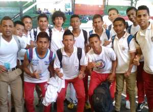 El equipo de f&uacute;tbol del colegio 5 de Junio tuvo una destacada participaci&oacute;n en los juegos intercolegiales. Foto: Jhonny Tigua / Colegio 5 de junio