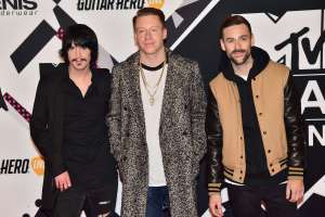 Los premiados Macklemore y Ryan Lewis acompa&ntilde;ados del cantante Eric Nally, a la izquierda. Foto AFP