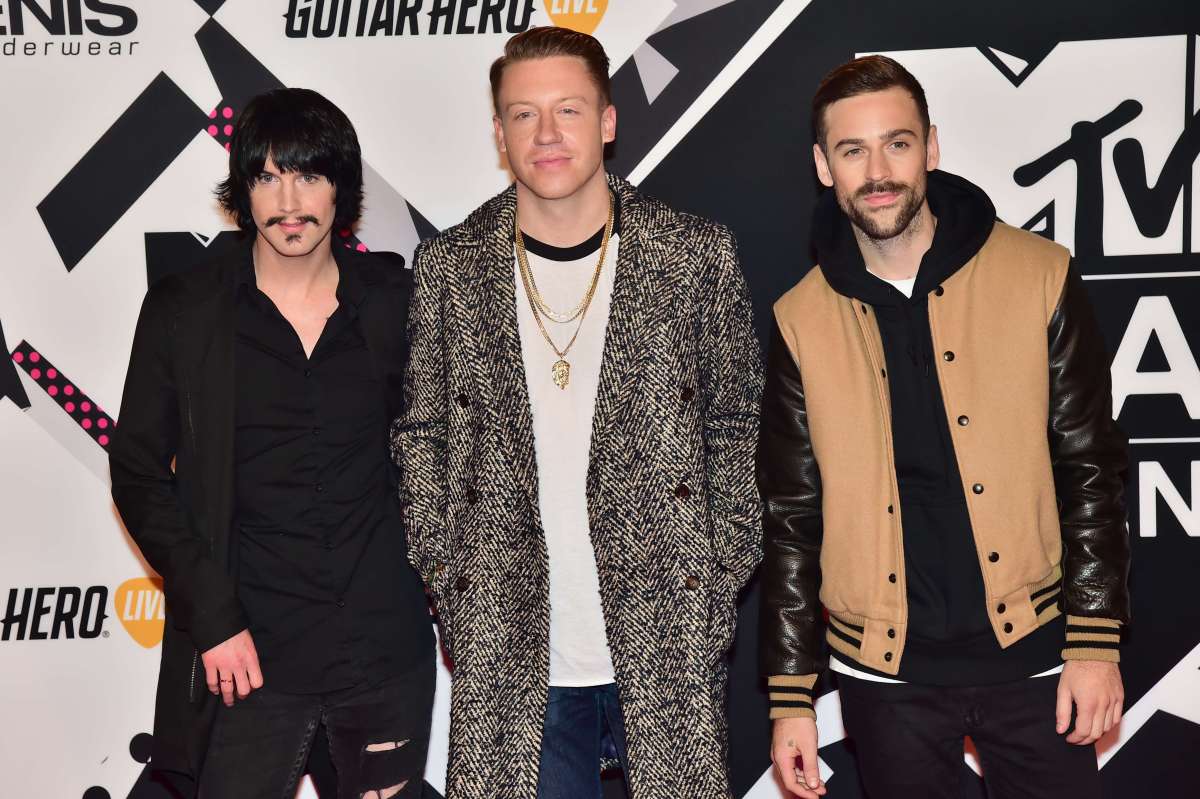 Los premiados Macklemore y Ryan Lewis acompa&ntilde;ados del cantante Eric Nally, a la izquierda. Foto AFP