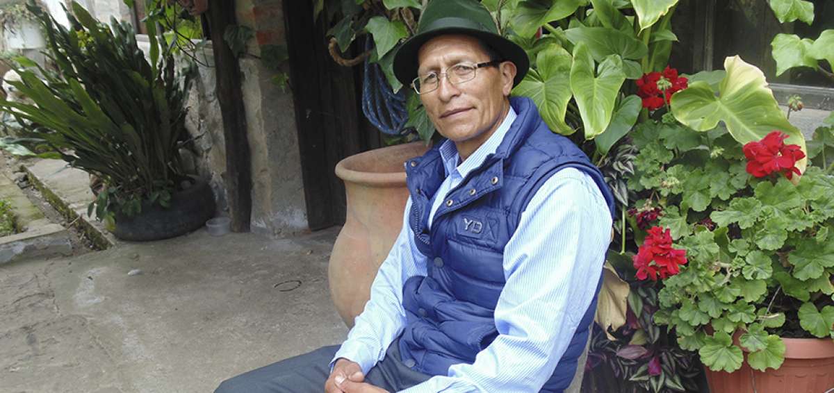 Un hombre que trabaja por el turismo comunitario