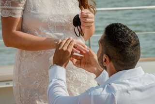 Lo que iba a ser un romántico recuerdo se convirtió en un video viral. Unos turistas arruinaron accidentalmente la propuesta de matrimonio de unos novios. 
