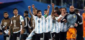 La &ldquo;Pulga&rdquo; Lionel Messi (10) lidera los festejos de la clasificaci&oacute;n argentina entre los mejores 16 equipos del mundo.