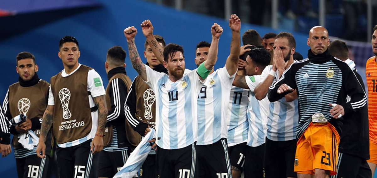 La &ldquo;Pulga&rdquo; Lionel Messi (10) lidera los festejos de la clasificaci&oacute;n argentina entre los mejores 16 equipos del mundo.