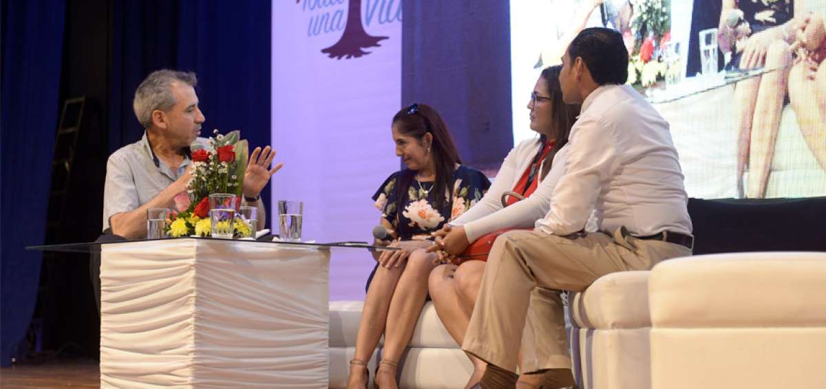 Juan Samaniego, del Ministerio de Educaci&oacute;n, comparti&oacute; con la asesora Gladys Mari&ntilde;o y los docentes, Ver&oacute;nica Cerezo y Adolfo Mart&iacute;nez.