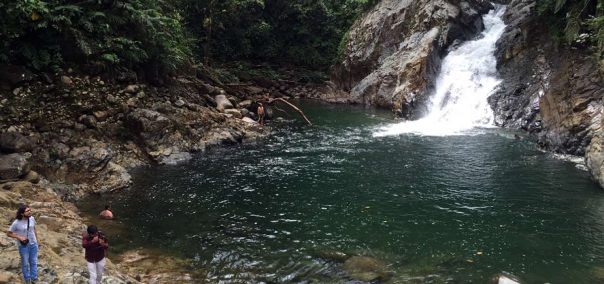 La cascada del amor, una de las fascinantes ca&iacute;das de agua del r&iacute;o Blanco, es una de las m&aacute;s visitadas del cant&oacute;n. La piscina natural que all&iacute; se forma es poco correntosa, por lo que resulta ideal para que ni&ntilde;os, ancianos y adultos naden de forma segura.