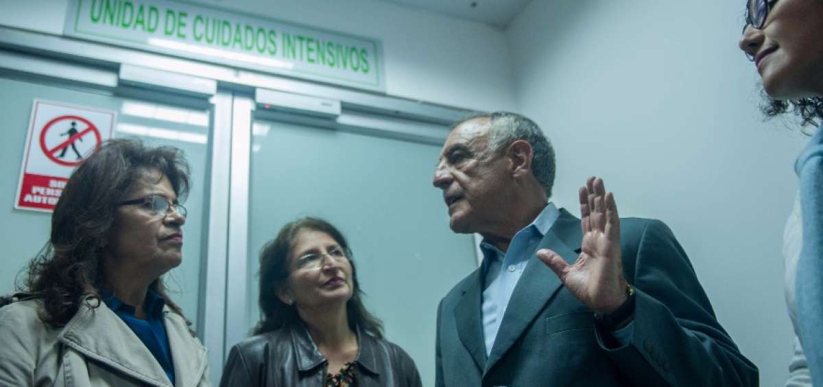 En su recorrido por el hospital del padre Carollo, dialog&oacute; con los directivos del centro de salud.