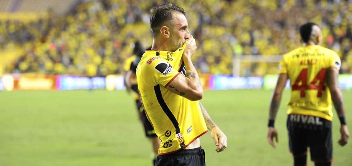 'Kitu' D&iacute;az bes&oacute; el escudo del club en su festejo.