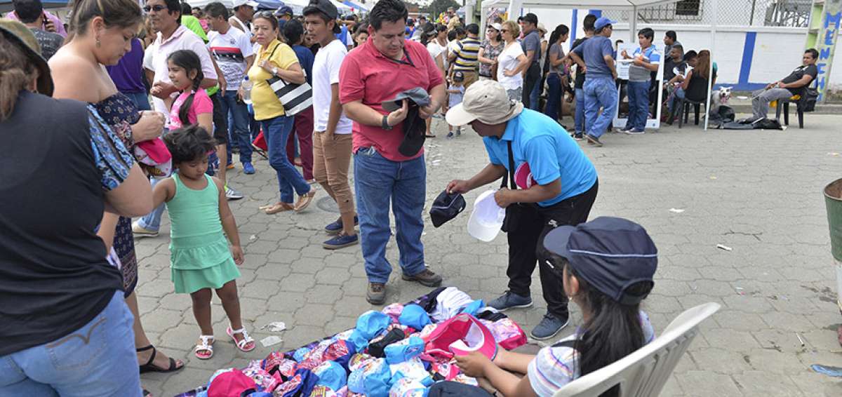 Decenas de personas aprovechan la llegada de productos a bajos precios en las festividades realizadas en los diferentes cantones del pa&iacute;s.  