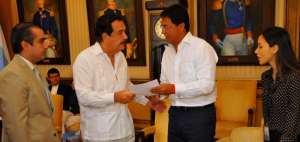 El alcalde Jaime Nebot recibi&oacute; la licencia ambiental de manos del concejal Carlos Luis Morales.