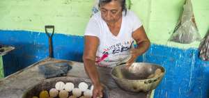 En el hoyo del horno de le&ntilde;a se colocan las tortillas para hornearlas. Cuando est&aacute;n listas salen suaves y con un rico sabor. Eso es lo que hace que sean pedidas y se terminen r&aacute;pido. Esta forma es ancestral.