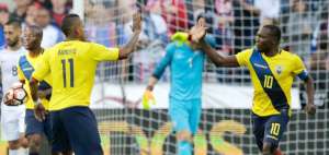 El volante ofensivo de la selecci&oacute;n ecuatoriana, Michael Arroyo, celebra el tanto del descuento (2-1) junto al capit&aacute;n Walter Ayov&iacute;. Atr&aacute;s &Eacute;nner Valencia lleva el bal&oacute;n al centro del campo para continuar con el encuentro.  