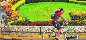 Las personas que gustan del ciclismo o se movilizan en este medio por necesidad  tienen que desafiar los peligros en las calles y avenidas de Machala.