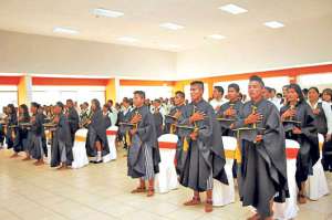 Plantel grad&uacute;a primeros bachilleres