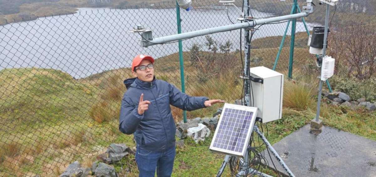 El t&eacute;cnico Mario Guallpa realiza diariamente el control desde una de las estaciones en el Parque Nacional.