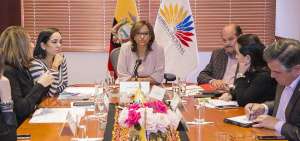 Seis de los siete integrantes del Consejo de Administraci&oacute;n Legislativa durante una de sus sesiones. El CAL est&aacute; al lado de la presidencia de la Asamblea.   