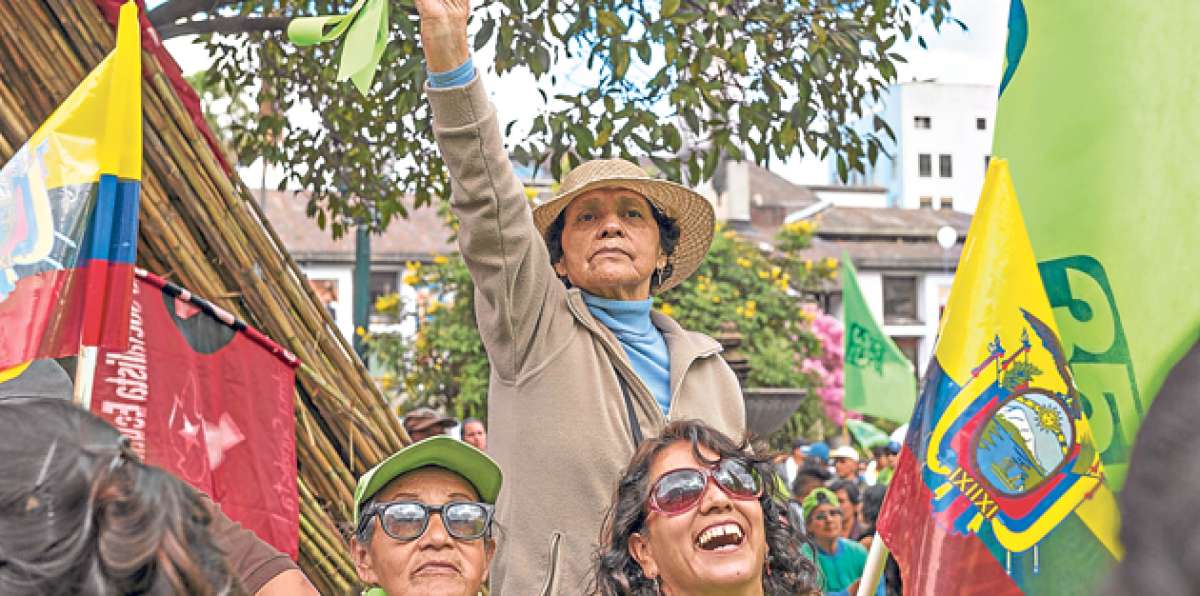Tres mujeres expresan su respaldo al Gobierno de Rafael Correa en la Plaza Grande. Foto:  John Guevara / El Tel&eacute;grafo