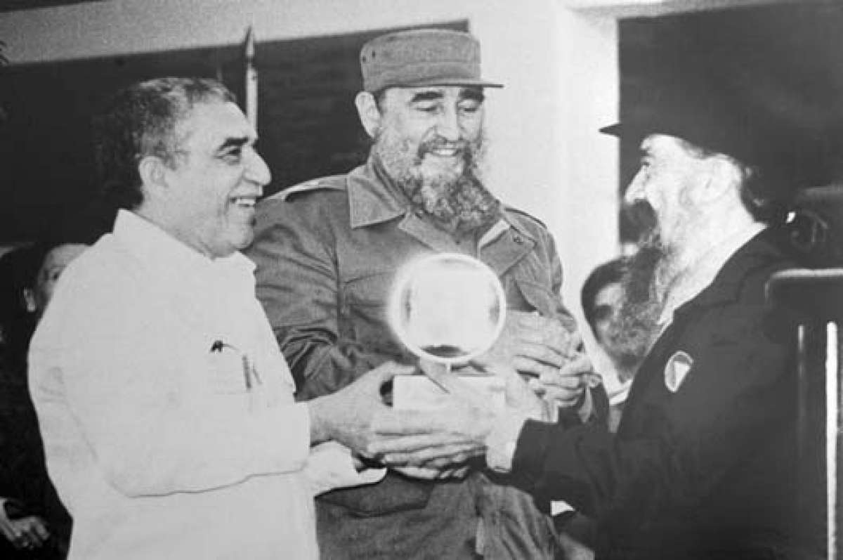 Garc&iacute;a M&aacute;rquez, junto a Fidel Castro y Fernando Birri, durante la inauguraci&oacute;n de la FNCL, en La Habana. Foto: Tomada de www.geografiavirtual.com 