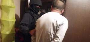 Seis hombres y una mujer fueron detenidos para investigaciones.