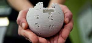 Un globo hecho de piezas de rompecabezas y con s&iacute;mbolos que representan los diversos lenguajes usados en la enciclopedia virtual