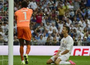 Cristiano Ronaldo (d) sigue sin alcanzar los 323 goles de Ra&uacute;l Gonz&aacute;lez Blanco. Foto: AFP