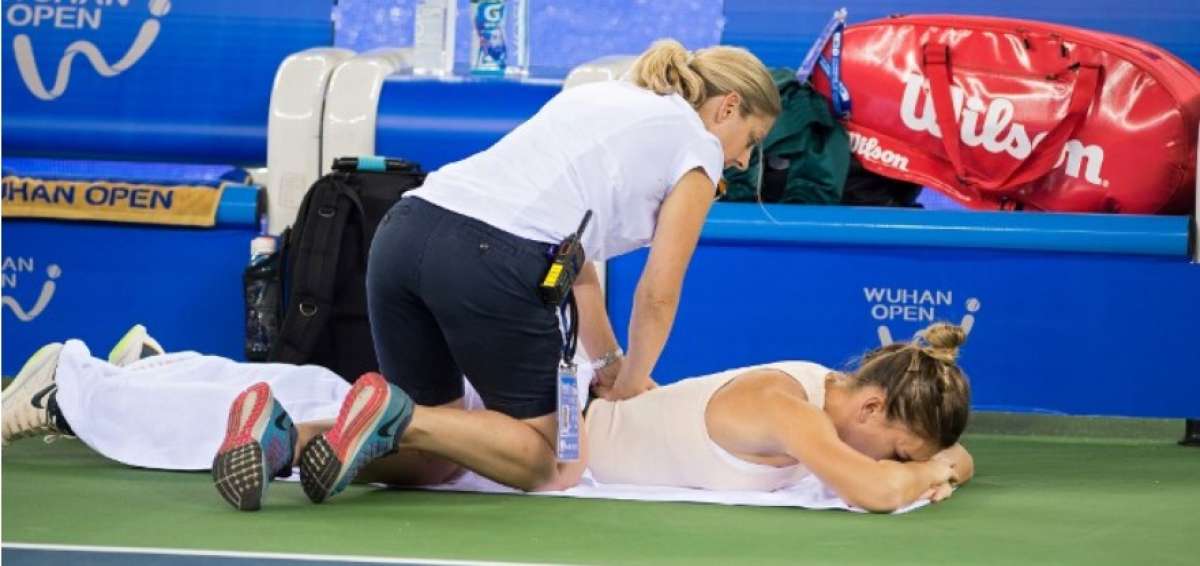 Halep recibi&oacute; tratamiento el domingo previo a su retiro del encuentro en el Abierto de China.