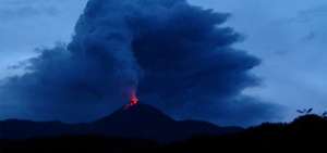 Volc&aacute;n Reventador emite carga moderada de ceniza