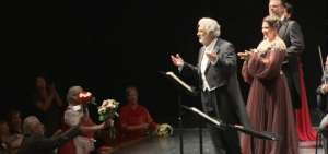 Salzburgo ovaciona a Pl&aacute;cido Domingo a pesar de las denuncias de acoso en su contra