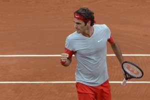 Federer sufre pero pasa a octavos