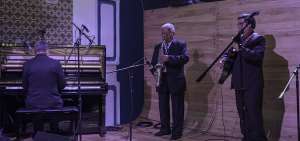 Los maestros Vinicio Estrada, Alfredo D&aacute;valos y Juan Pablo Parapi son algunos de los m&uacute;sicos que ya se presentaron en la cantina El Aguacate, junto a otros instrumentistas de renombre como Holger Merizalde o Eduardo &ldquo;Chocolate&rdquo; Morales, quien don&oacute; su requinto al Museo del Pasillo Ecuatoriano.