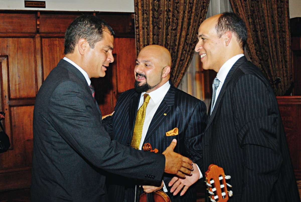 Estudi&oacute; viol&iacute;n con El&iacute;as Emen Safadi. Estuvo en el grupo scout del San Jos&eacute; La Salle y fue compa&ntilde;ero de Rafael Correa.