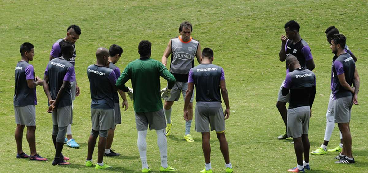 El t&eacute;cnico uruguayo Guillermo Almada (c) da instrucciones durante un entrenamiento en el Monumental. 