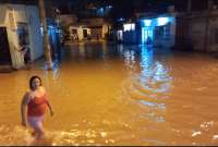 Una tubería rota generó inundaciones en Bastión Popular, en Guayaquil