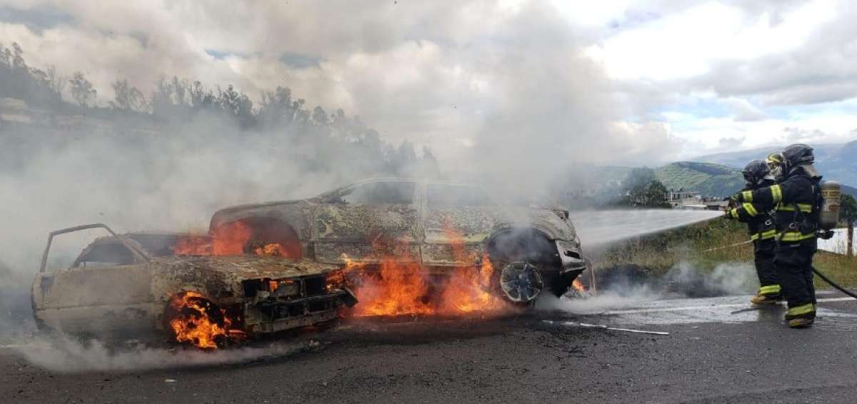 Incendio vehicular dej&oacute; dos personas fallecidas en Quito
