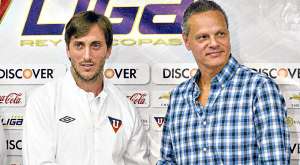 Luis Zubeld&iacute;a (izq.) junto a Esteban Paz, en 2014, durante la presentaci&oacute;n del estratega argentino como nuevo t&eacute;cnico de Liga de Quito. Foto: Internet