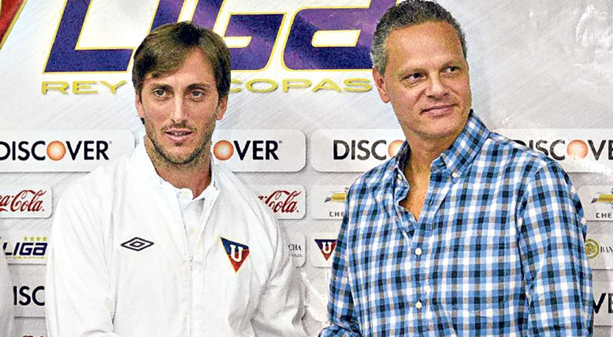 Luis Zubeld&iacute;a (izq.) junto a Esteban Paz, en 2014, durante la presentaci&oacute;n del estratega argentino como nuevo t&eacute;cnico de Liga de Quito. Foto: Internet