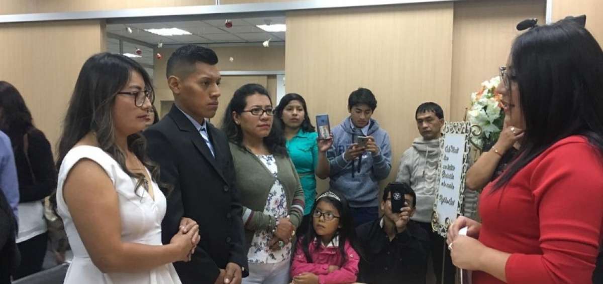 Esteban Torres Quishpe y Yolanda Patricia Campa&ntilde;a fueron los primeros en contraer matrimonio en la agencia Matriz de Registro Civil, en Quito. 