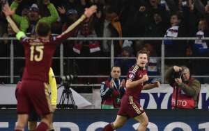 El delantero Oleg Kuzmin (d), a los 33 minutos, abri&oacute; el marcador a favor de los rusos. Foto: AFP