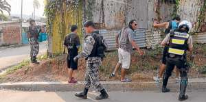 Los operativos del GOE consisten en revisar a personal sospechoso sentado en las esquinas de la parroquia. Foto: Carina Acosta / El Tel&eacute;grafo