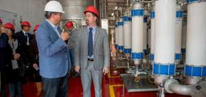 El ministro del Ambiente y autoridades de Cervecer&iacute;a Nacional, durante un recorrido en la planta procesadora.