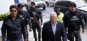 Luis Ch. ingresa a la diligencia con resguardo policial. 