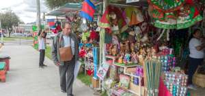 Los negocios de temporada que se instalan en las calles y plazas de la urbe deben sacar permiso de funcionamiento y pagar el uso de suelo.