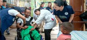 La primera dama, Roc&iacute;o de Moreno, recorri&oacute; Machala para entregar sillas de ruedas a personas con discapacidad que las necesitaban.