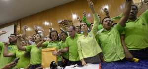 Los aspirantes a la Asamblea llegaron a la delegaci&oacute;n del CNE del Guayas acompa&ntilde;ados de simpatizantes. 