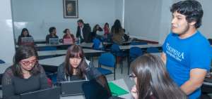 &Eacute;dgar Rosero (der.), mientras les explica a los talleristas en la PUCE la forma de crear una p&aacute;gina en Wikipedia y c&oacute;mo editar una informaci&oacute;n verificada.  